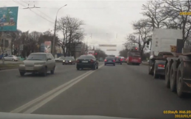 В Николаеве иномарка промчалась по Богоявленском проспекту через двойную сплошную по встречной полосе Фото № 1 В Николаеве иномарка промчалась по Богоявленском проспекту через двойную сплошную по встречной полосе Фото № 1