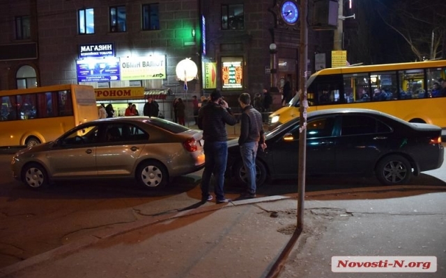 На Центральном проспекте в потоке машин столкнулись два автомобиля Фото № 3 На Центральном проспекте в потоке машин столкнулись два автомобиля Фото № 3