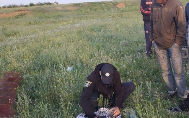 В Березанском районе правоохранители задержали браконьера, незаконно вылавливавшего креветку и бычки Фото № 2 В Березанском районе правоохранители задержали браконьера, незаконно вылавливавшего креветку и бычки Фото № 2