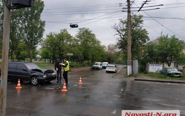 В Николаеве на Херсонском шоссе два автомобиля протаранили друг друга, одна из машин врезалась в забор Фото № 7 В Николаеве на Херсонском шоссе два автомобиля протаранили друг друга, одна из машин врезалась в забор Фото № 7