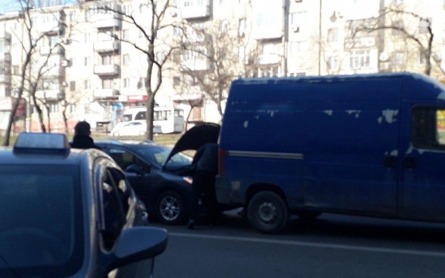 На Центральном проспекте не разминулись автомобиль и микроавтобус, образовалась пробка Фото № 1 На Центральном проспекте не разминулись автомобиль и микроавтобус, образовалась пробка Фото № 1