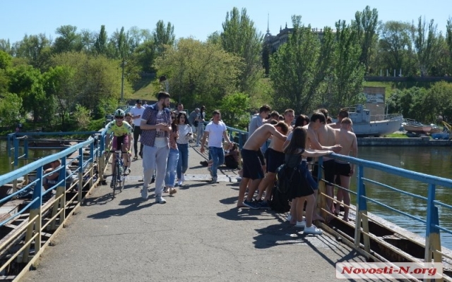 Подростки отметили Первомай прыжками с понтонного моста и солнечными ванными Фото № 6 Подростки отметили Первомай прыжками с понтонного моста и солнечными ванными Фото № 6