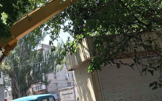 На Богоявленском проспекте начали убирать нелегальные МАФы Фото № 1 На Богоявленском проспекте начали убирать нелегальные МАФы Фото № 1