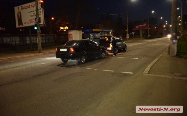 На Генерала Карпенко не поделили дорогу две иномарки Фото № 0 На Генерала Карпенко не поделили дорогу две иномарки Фото № 0