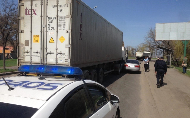 Возле Варваровского моста не смогли разминуться грузовой автомобиль и иномарка Фото № 0 Возле Варваровского моста не смогли разминуться грузовой автомобиль и иномарка Фото № 0