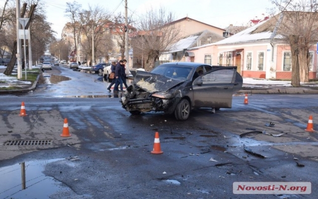 На Большой Морской столкнулись три иномарки, есть пострадавшие Фото № 0 На Большой Морской столкнулись три иномарки, есть пострадавшие Фото № 0