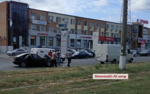 На Космонавтов автомобиль врезался в припаркованный микроавтобус Фото № 4 На Космонавтов автомобиль врезался в припаркованный микроавтобус Фото № 4