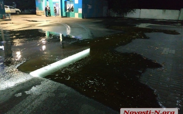 На одной из николаевских автозаправок из цистерны вытекли несколько тонн подсолнечного масла Фото № 5 На одной из николаевских автозаправок из цистерны вытекли несколько тонн подсолнечного масла Фото № 5