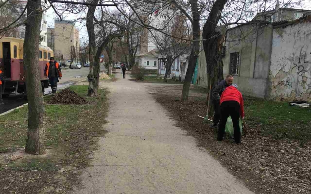 В Центральном районе продолжают убирать улицы от мусор и очищают от грязи прибордюрную часть проезжей части Фото № 3 В Центральном районе продолжают убирать улицы от мусор и очищают от грязи прибордюрную часть проезжей части Фото № 3