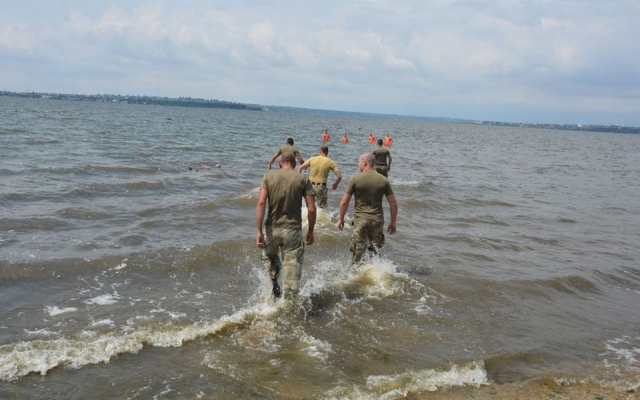 Николаевские десантники готовятся к прыжкам с парашютом в воду Фото № 32 Николаевские десантники готовятся к прыжкам с парашютом в воду Фото № 32