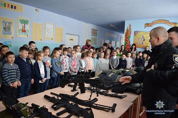 Ученики Веснянской школы провели один день с полицейскими и познакомились с их работой Фото № 20 Ученики Веснянской школы провели один день с полицейскими и познакомились с их работой Фото № 20