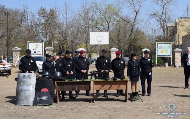 Николаевские полицейские в День гражданской защиты провели для школьников показательные мероприятия Фото № 8 Николаевские полицейские в День гражданской защиты провели для школьников показательные мероприятия Фото № 8