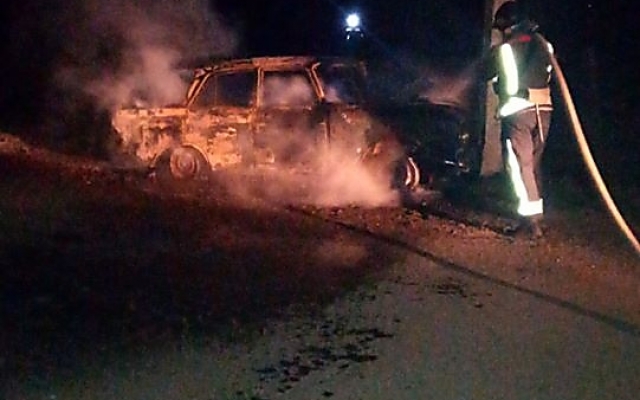 В Казансковском районе автомобиль врезался в столб, загорелся и полностью сгорел Фото № 2 В Казансковском районе автомобиль врезался в столб, загорелся и полностью сгорел Фото № 2