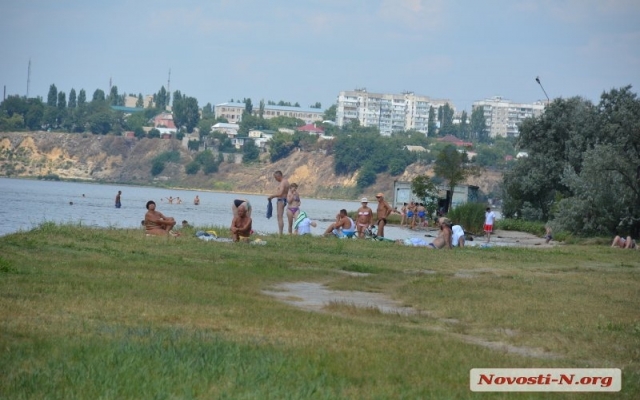 Несмотря на запрет николаевцы отдыхают и купаются на пляжах города Фото № 3 Несмотря на запрет николаевцы отдыхают и купаются на пляжах города Фото № 3
