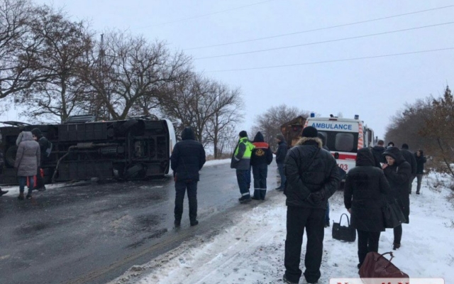 На трассе «Николаев-Одесса» возле села Половинки перевернулся рейсовый автобус, есть травмированные Фото № 2 На трассе «Николаев-Одесса» возле села Половинки перевернулся рейсовый автобус, есть травмированные Фото № 2