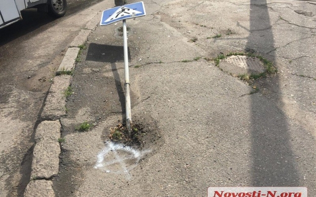 На Чигрина пьяный водитель выехал за пределы проезжей части и снес дорожный знак Фото № 2 На Чигрина пьяный водитель выехал за пределы проезжей части и снес дорожный знак Фото № 2