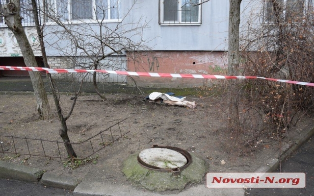 На Лазурной мужчина выбросился из окна многоэтажного дома Фото № 2 На Лазурной мужчина выбросился из окна многоэтажного дома Фото № 2