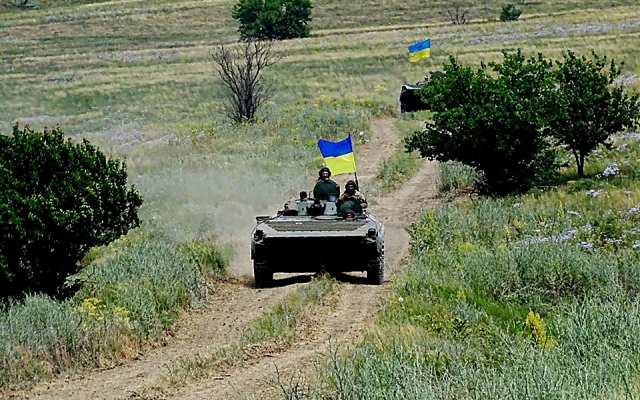 В Николаевской области провели военные учения, «спасали» застрявшие в воде бронемашины Фото № 6 В Николаевской области провели военные учения, «спасали» застрявшие в воде бронемашины Фото № 6