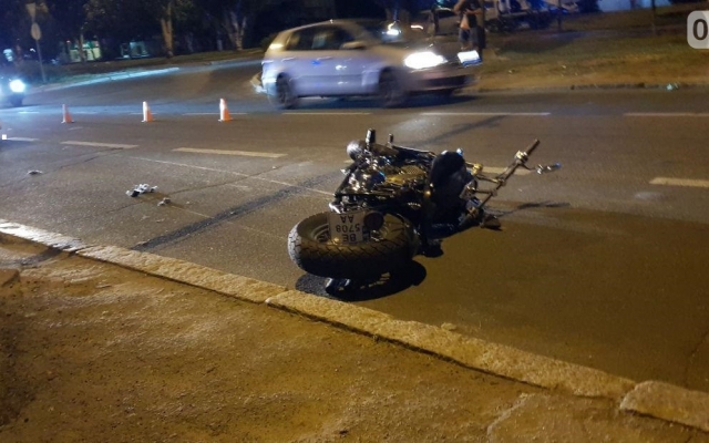 На Центральном проспекте автомобиль врезался в мотоцикл, имеются пострадавшие Фото № 2 На Центральном проспекте автомобиль врезался в мотоцикл, имеются пострадавшие Фото № 2