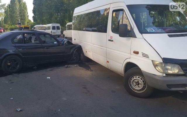 Авария в микрорайоне Намыв: на Лазурной иномарка врезалась в маршрутку Фото № 3 Авария в микрорайоне Намыв: на Лазурной иномарка врезалась в маршрутку Фото № 3