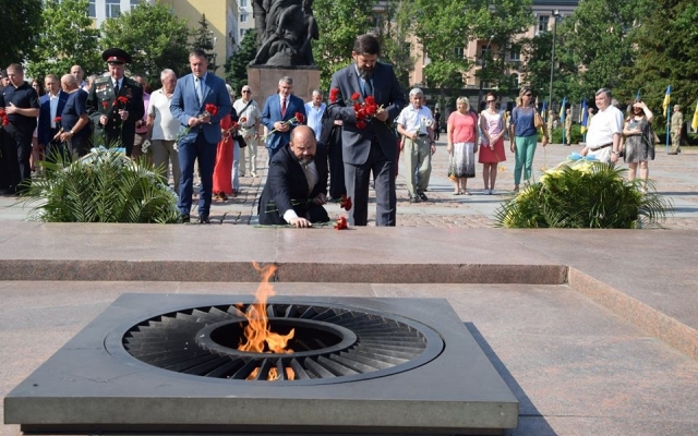 В Николаеве горожане отметили День памяти и скорби Фото № 17 В Николаеве горожане отметили День памяти и скорби Фото № 17