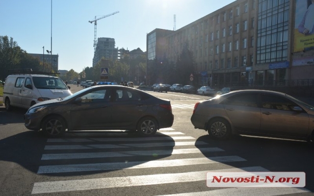 В Николаеве на парковочном месте произошло ДТП Фото № 0 В Николаеве на парковочном месте произошло ДТП Фото № 0