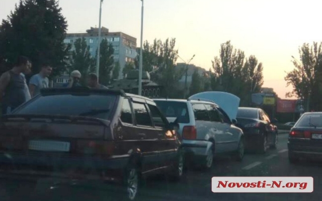 На Центральном проспекте столкнулись сразу три автомобиля Фото № 2 На Центральном проспекте столкнулись сразу три автомобиля Фото № 2