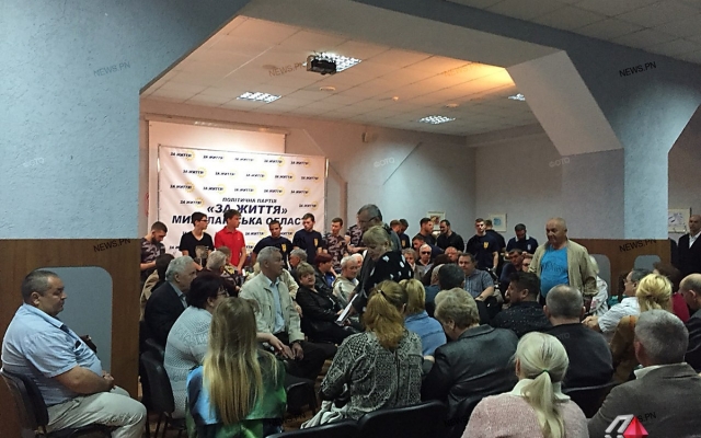 Неудачная попытка: праворадикалы хотели сорвать встречу народного депутата Евгения Мураева с его сторонниками Фото № 3 Неудачная попытка: праворадикалы хотели сорвать встречу народного депутата Евгения Мураева с его сторонниками Фото № 3
