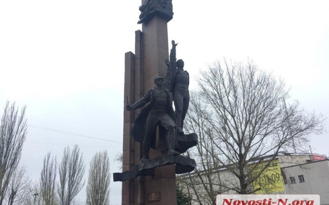 В Николаеве собираются демонтировать памятный знак Ленинскому комсомолу у парка «Юность» Фото № 2 В Николаеве собираются демонтировать памятный знак Ленинскому комсомолу у парка «Юность» Фото № 2