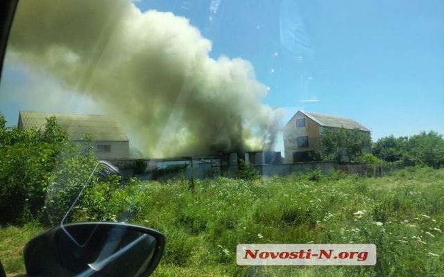 На въезде в Николаев произошел масштабный пожар Фото № 1 На въезде в Николаев произошел масштабный пожар Фото № 1