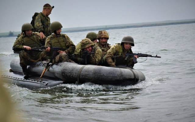 Молодые морпехи вместе с генерал-майором преодолели более восьми километров физических и психологических испытаний Фото № 27 Молодые морпехи вместе с генерал-майором преодолели более восьми километров физических и психологических испытаний Фото № 27