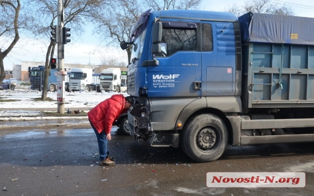 На Героев Украины грузовик протаранил иномарку, образовалась автопробка Фото № 2 На Героев Украины грузовик протаранил иномарку, образовалась автопробка Фото № 2