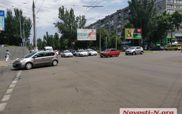 Из-за неработающего светофора на Центральном проспекте столкнулись три автомобиля, есть пострадавшие Фото № 3 Из-за неработающего светофора на Центральном проспекте столкнулись три автомобиля, есть пострадавшие Фото № 3
