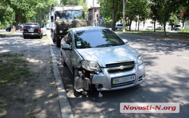 Авария на Никольской: грузовик с прицепом врезался в иномарку Фото № 3 Авария на Никольской: грузовик с прицепом врезался в иномарку Фото № 3