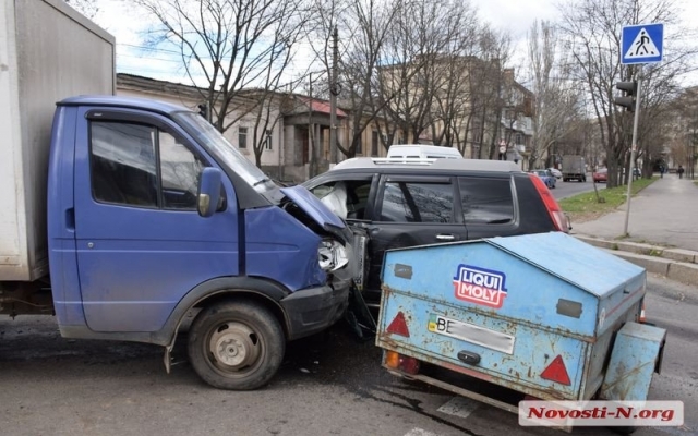 В центре Николаева кроссовер не поделил перекресток с грузовым фургоном Фото № 6 В центре Николаева кроссовер не поделил перекресток с грузовым фургоном Фото № 6