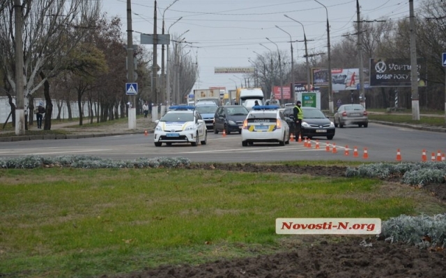 В Николаеве перевернулась фура, за рулем которой был пьяный водитель Фото № 6 В Николаеве перевернулась фура, за рулем которой был пьяный водитель Фото № 6