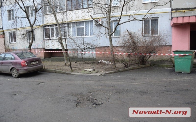 На Лазурной мужчина выбросился из окна многоэтажного дома Фото № 1 На Лазурной мужчина выбросился из окна многоэтажного дома Фото № 1