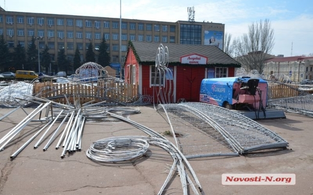 На Соборной площадки демонтируют каток Фото № 0 На Соборной площадки демонтируют каток Фото № 0
