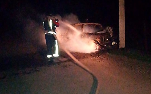 В Казансковском районе автомобиль врезался в столб, загорелся и полностью сгорел Фото № 4 В Казансковском районе автомобиль врезался в столб, загорелся и полностью сгорел Фото № 4