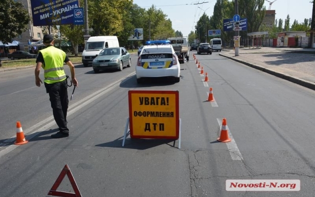 На проспекте Мира столкнулись сразу три автомобиля, есть пострадавшие Фото № 7 На проспекте Мира столкнулись сразу три автомобиля, есть пострадавшие Фото № 7