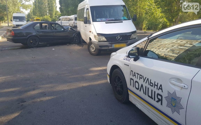 Авария в микрорайоне Намыв: на Лазурной иномарка врезалась в маршрутку Фото № 4 Авария в микрорайоне Намыв: на Лазурной иномарка врезалась в маршрутку Фото № 4