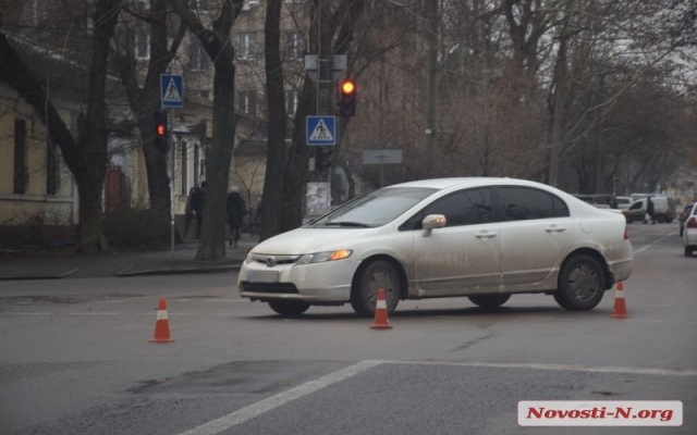 На Большой Морской автомобиль на переходном переходе сбил женщину Фото № 1 На Большой Морской автомобиль на переходном переходе сбил женщину Фото № 1