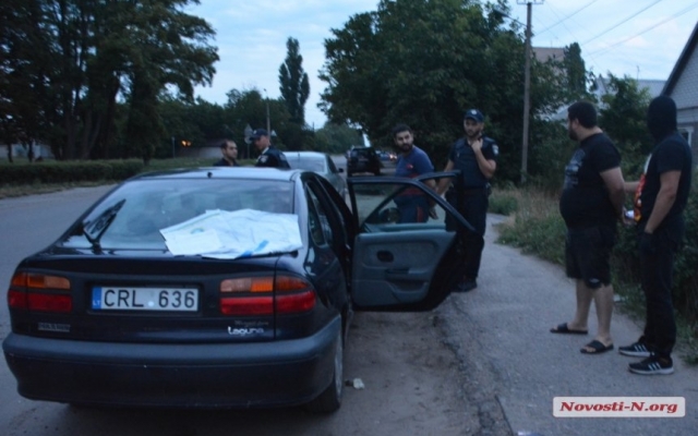 В микрорайоне Широкая Балка полиция задержала двух подозреваемых в торговле наркотиков Фото № 1 В микрорайоне Широкая Балка полиция задержала двух подозреваемых в торговле наркотиков Фото № 1