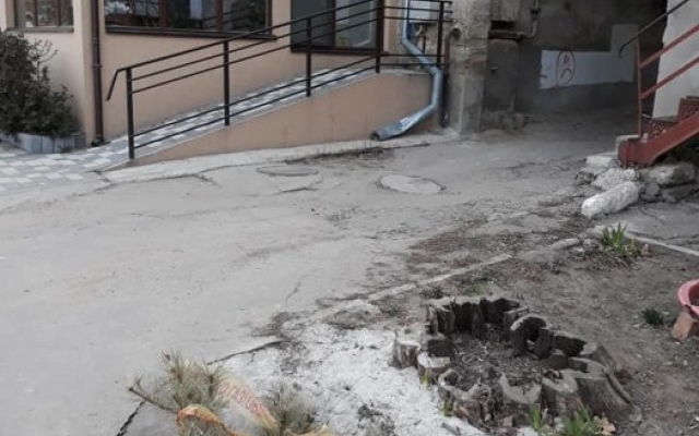 В центре Николаева яму, превратившуюся в мусорный бак, «пометили» новогодней сосной Фото № 1 В центре Николаева яму, превратившуюся в мусорный бак, «пометили» новогодней сосной Фото № 1