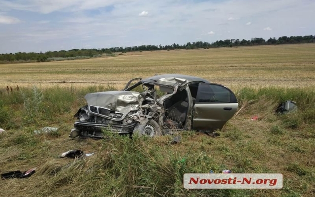 На объездной дороге жуткая авария: автомобиль врезался в зерновоз, пострадали три человека Фото № 12 На объездной дороге жуткая авария: автомобиль врезался в зерновоз, пострадали три человека Фото № 12