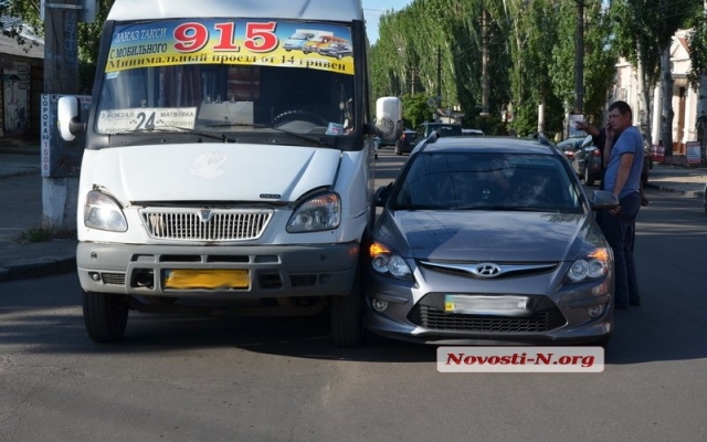 В центре Николаева столкнулись маршрутка и Hyundai Фото № 0 В центре Николаева столкнулись маршрутка и Hyundai Фото № 0
