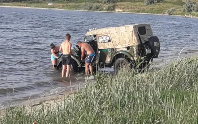 «Туристы» прямо на пляже устроили автомойку для своего внедорожника Фото № 0 «Туристы» прямо на пляже устроили автомойку для своего внедорожника Фото № 0