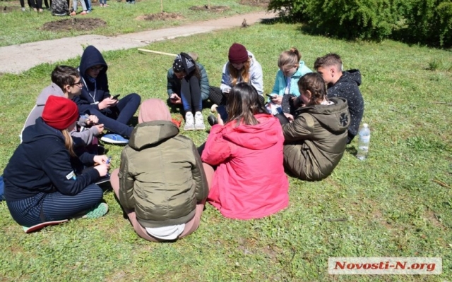 Николаевская молодежь высадили деревья в парке «Лески» Фото № 21 Николаевская молодежь высадили деревья в парке «Лески» Фото № 21