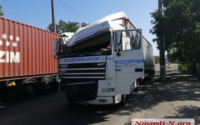 В Николаеве на Одесском шоссе грузовик врезался в столб линии электропередач Фото № 9 В Николаеве на Одесском шоссе грузовик врезался в столб линии электропередач Фото № 9