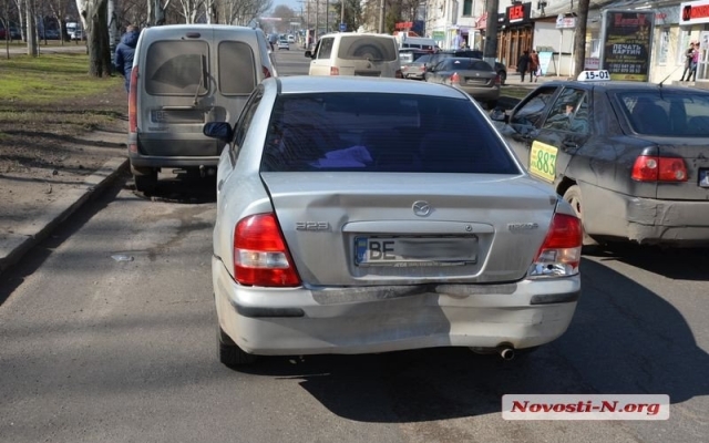 На Центральном проспекте яма стала причиной аварии с участием трех машин Фото № 3 На Центральном проспекте яма стала причиной аварии с участием трех машин Фото № 3